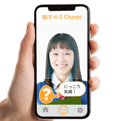 アプリを開いて笑っている人