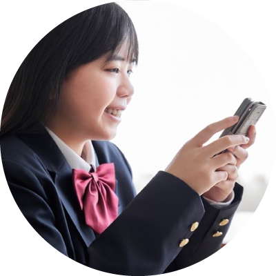 アプリに笑顔を向ける学生