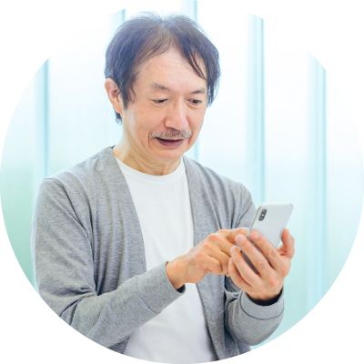 アプリに笑顔を向ける人